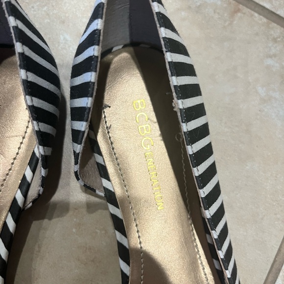Black and white stripe flats. Size 7. BCBG generation - Picture 2 of 3